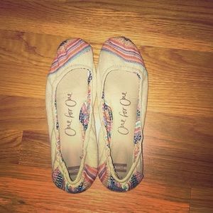 Women’s multi-colored beautiful Toms flats!! S:8